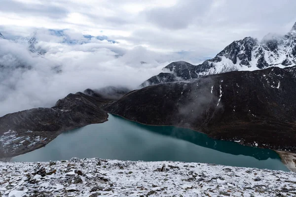 Una Vista Panorámica Las Montañas Rocosas Envueltas Nubes Con Lago —  Fotos de Stock