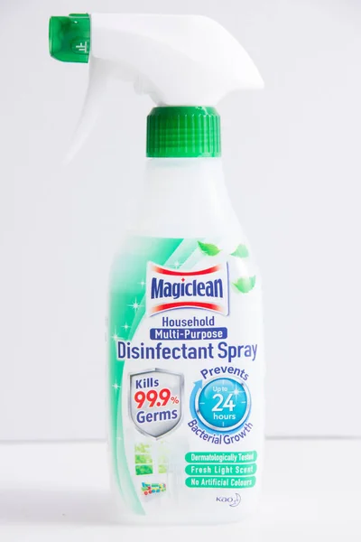 Tiro Close Spray Desinfetante Para Saúde Segurança Vírus Isolado Fundo — Fotografia de Stock