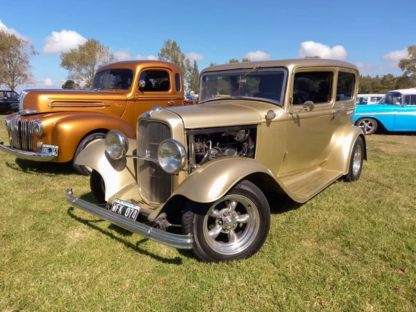 Chascomus, Arjantin - 9 Nisan 2022: Eski bej renkli Ford Model B 18 V8 Tudor sedan 1932. Doğa yeşili çimenler ve ağaçlar. Klasik araba şovu. Kopyalama alanı