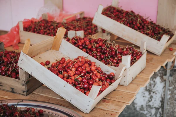 Sebuah Gambar Fokus Selektif Dari Cherries Yang Baru Dipanen Atas — Stok Foto
