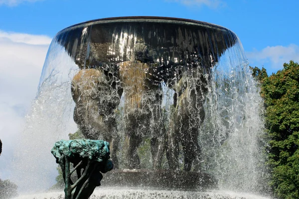 オスロのヴィゲランド公園は 世界最大の彫刻公園です — ストック写真