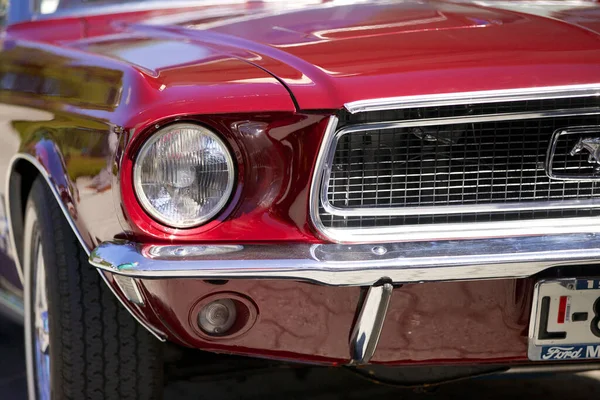 Zbliżenie Maski Czerwonego Mustanga Klasycznego Samochodu Stavanger Norwegia — Zdjęcie stockowe