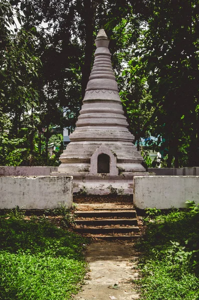 Disparo Vertical Una Pagoda Hecha Piedra Rodeada Árboles Una Zona — Foto de Stock