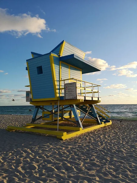 美国迈阿密海滩一幢蓝色房子的垂直截图 — 图库照片