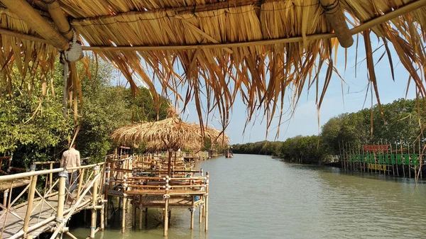 Uma Casa Bambu Danificada Rio Brebes Indonésia — Fotografia de Stock