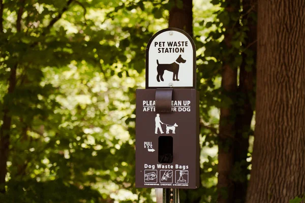 Parktaki Evcil Hayvan Atık Istasyonu Tabelasının Yakın Çekimi — Stok fotoğraf