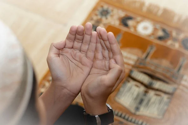 一个头戴头巾的年轻穆斯林男孩在模糊的背景下祈祷Dua的头像 — 图库照片