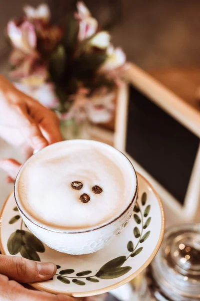 Gros Plan Une Tasse Café Sur Fond Fleurs — Photo