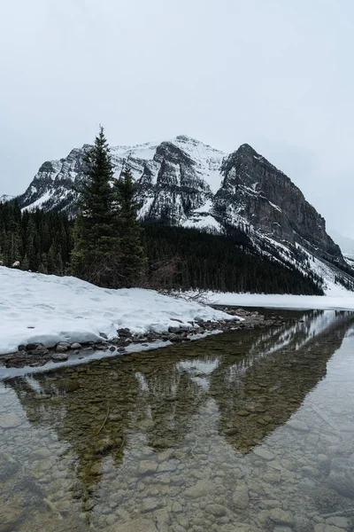 Beautiful Shot Rocky Mountains Reflected Lake Banff National Park Winter — Stock Photo, Image