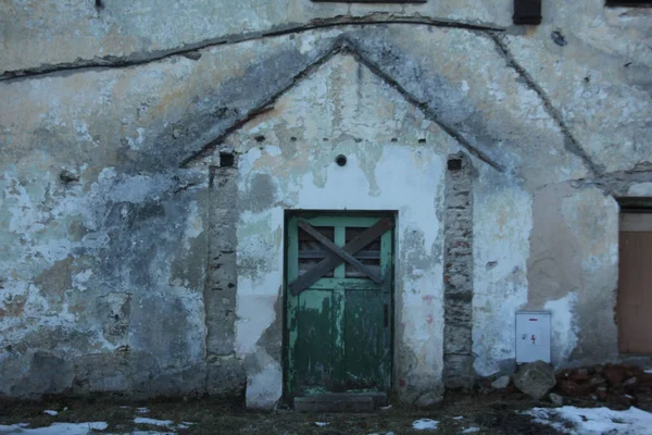 Close Antigo Edifício Abandonado Com Porta Verde Madeira Trancada — Fotografia de Stock