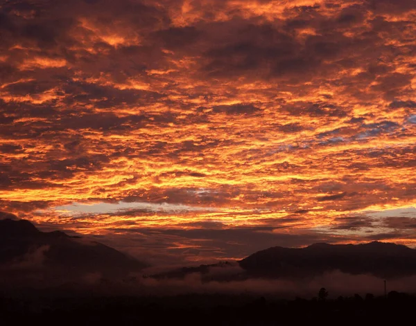 Dağların Sisli Olduğu Vadide Bulutlarla Dolu Dramatik Bir Gökyüzü Manzarası — Stok fotoğraf