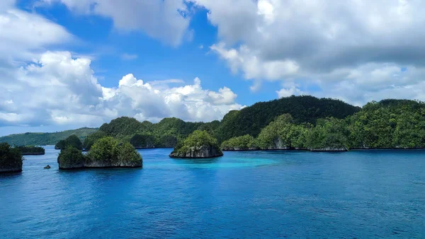 曇り空の下で海のある島の美しい空中風景 — ストック写真