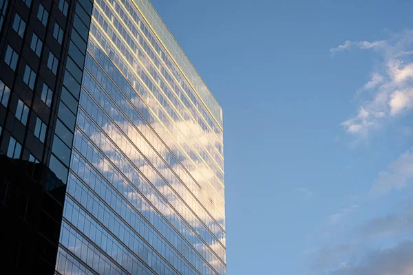 Das Moderne Glasgebäude Reflektiert Den Blauen Himmel Mit Weißen Wolken — Stockfoto