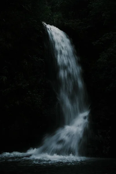 Vertical Shot Silk Effect Water Small Waterfall Dark Background — Stock Photo, Image
