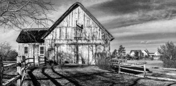 マサチューセッツ州ヤーマス港の木造農村住宅のグレースケールショット — ストック写真