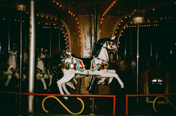 Tiro Close Carrossel Com Cavalos Noite — Fotografia de Stock