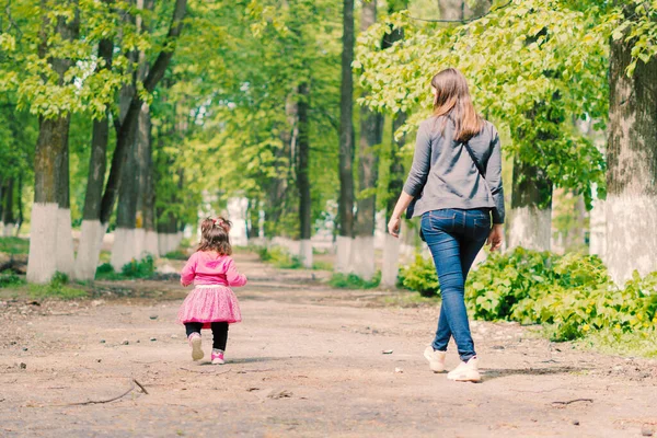 Zbliżenie Małej Dziewczynki Towarzystwie Matki Piękny Letni Dzień Spacerując Małym — Zdjęcie stockowe