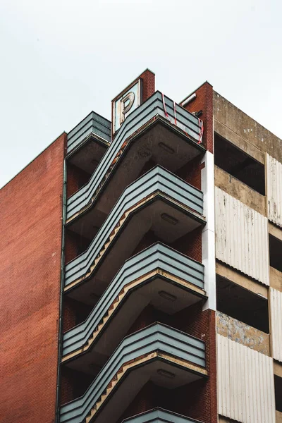 Vertical Low Angle Shot Old Abandoned Building Hamburg Germany — Stock Photo, Image