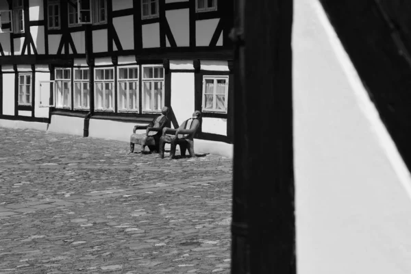 Duas Esculturas Arte Sentadas Cadeiras Pátio Edifício Histórico Goslar Alemanha — Fotografia de Stock