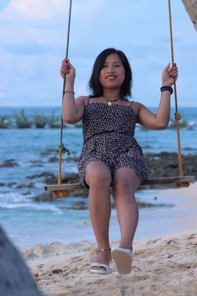 Una Bella Femmina Dell Asia Meridionale Che Oscilla Una Spiaggia — Foto Stock