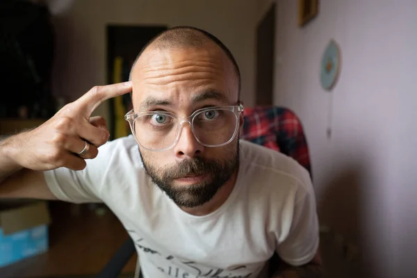 Gözlüklü Genç Beyaz Bir Erkek Kameraya Bakıyor Kafasını Doğrultuyor — Stok fotoğraf