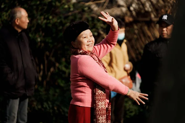 上海の街で踊る民族衣装を着た中国人女性 — ストック写真
