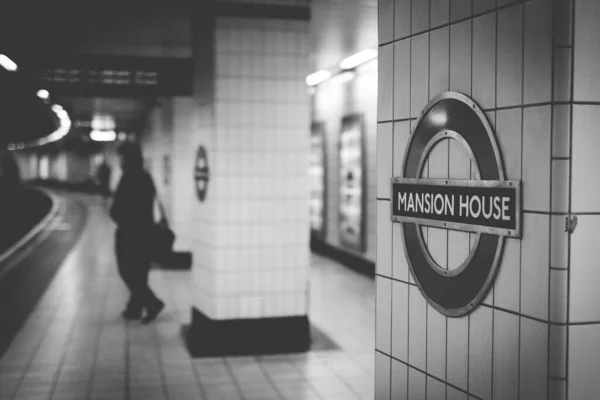 Egy Szürkeárnyalatos Szelektív Fókuszkép Mansion House Állomás Tábláról Londoni Metró — Stock Fotó