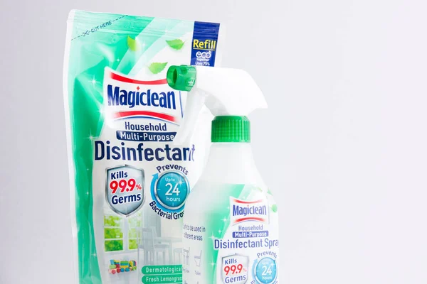 Embalagem Recarga Desinfetante Multiúso Magiclean Spray Isolado Fundo Branco — Fotografia de Stock