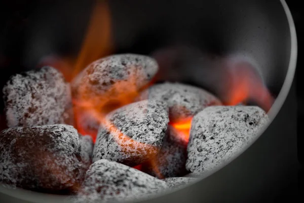 Close Briquetes Carvão Sendo Queimados Com Chamas — Fotografia de Stock