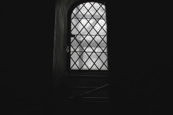 Graustufenaufnahme Eines Vergitterten Bogenfensters Einer Wand — Stockfoto