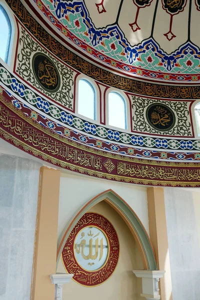 Colpo Verticale Dell Interno Una Moschea Con Incisioni Arabe Architettura — Foto Stock