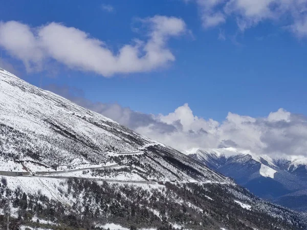 Antenn Utsikt Över Del Sicksack Snöig Bergsväg 318 Sichuan Tibet — Stockfoto