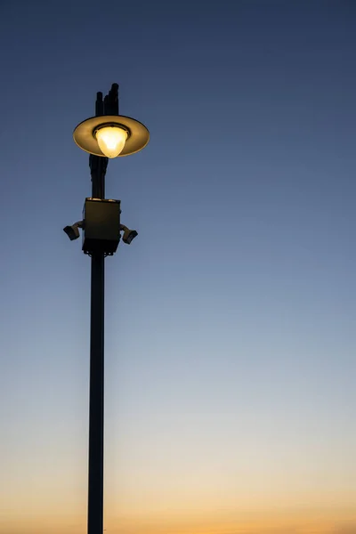 Plan Vertical Lampadaire Éclairé Avec Caméras Sécurité Coucher Soleil — Photo