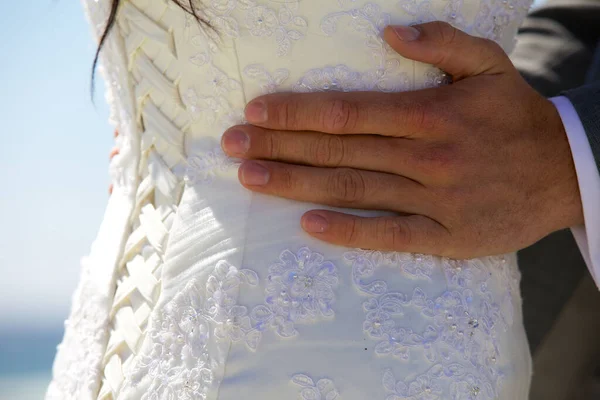 Close Noivo Colocando Mão Cintura Uma Noiva Usando Vestido Branco — Fotografia de Stock