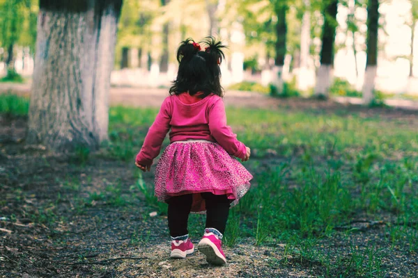 在一个美丽的夏日 一个小女孩在妈妈的陪伴下 在城市的一个小森林里散步 — 图库照片