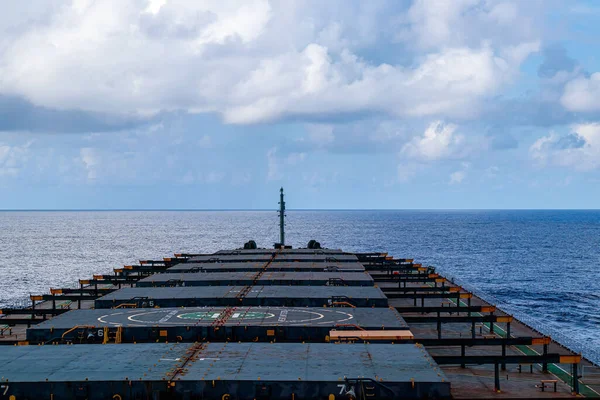 Malebný Pohled Most Kde Přistávají Helikoptéry Obklopené Obrovským Modrým Oceánem — Stock fotografie