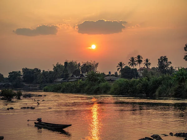 Een Schilderachtig Uitzicht Bij Zonsondergang Van Een Tropisch Dorp Waar — Stockfoto