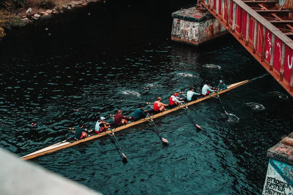 Una Vista Pájaro Gente Navegando Barco Boston Uni Rowers Charles —  Fotos de Stock