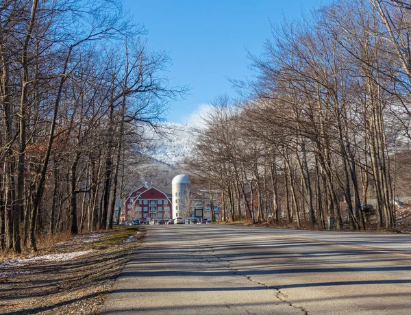 Uma Estrada Que Leva Edifícios Montanhas Nevadas New England Vermont — Fotografia de Stock