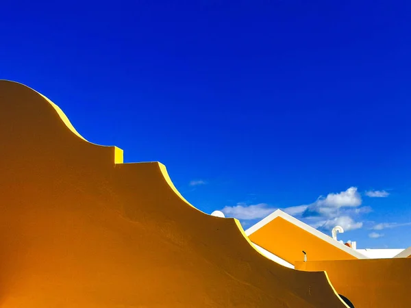 Eine Nahaufnahme Einer Orangefarbenen Wand Eines Gebäudes Vor Einem Wolkenlosen — Stockfoto