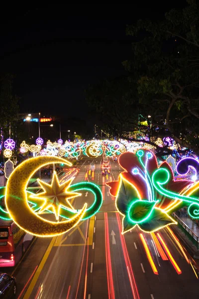 Tiro Vertical Bela Rua Iluminado Decorações Acima Estrada — Fotografia de Stock