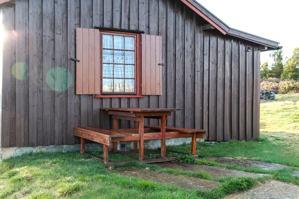 Una Vista Esterna Una Moderna Casa Legno Con Sedie Tavolo — Foto Stock