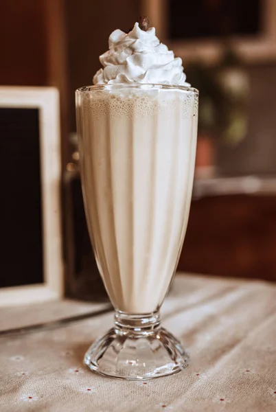 Μια Κάθετη Λήψη Ενός Milkshake Θολή Φόντο — Φωτογραφία Αρχείου