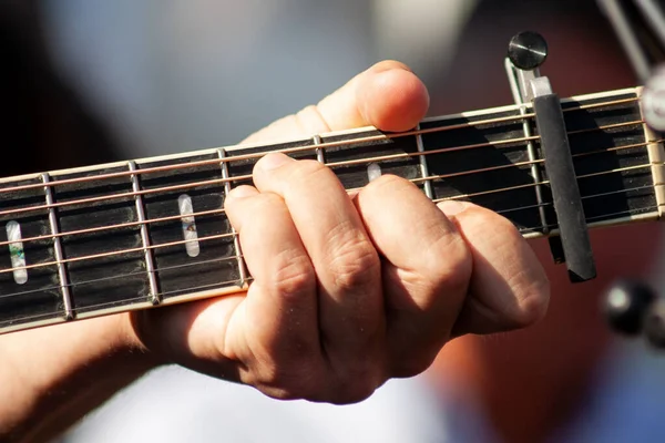 Egy Közeli Felvétel Egy Férfi Kézről Aki Gitározik Elmosódott Háttérrel — Stock Fotó