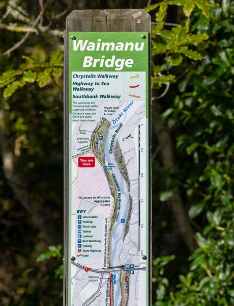 Вертикальный Снимок Информационного Поста Пешеходной Дорожке Кристалл Отаки Новая Зеландия — стоковое фото