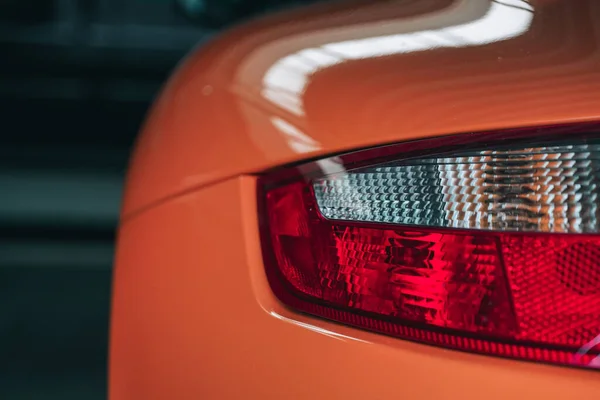 Uma Foto Close Farol Vermelho Carro Laranja — Fotografia de Stock