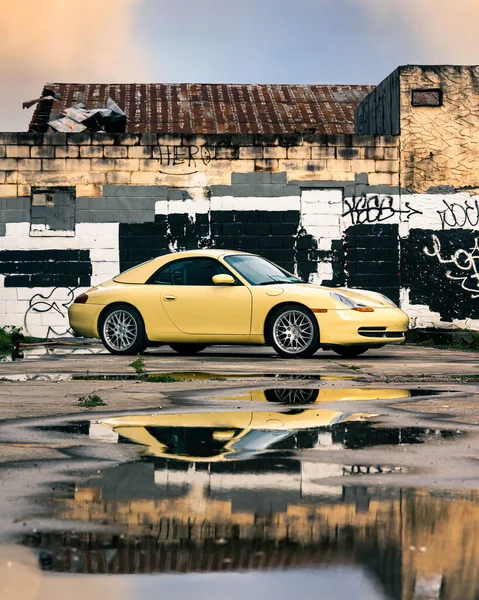 Vista Lateral Vertical Deportivo Porsche 911 Gt3 Amarillo Moderno Estacionado —  Fotos de Stock