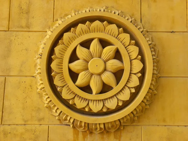 Крупный План Индуистской Скульптуры Цветка Божества Стене — стоковое фото