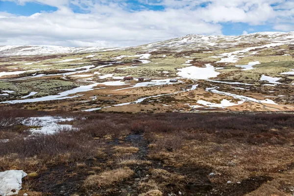 Мальовничий Вид Пейзаж Оточений Снігом Сільській Місцевості Фоні Хмарного Неба — стокове фото