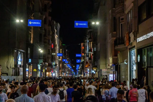 Πλήθος Ανθρώπων Στην Κωνσταντινούπολη Ψωνίζει Νύχτα Στην Πόλη — Φωτογραφία Αρχείου